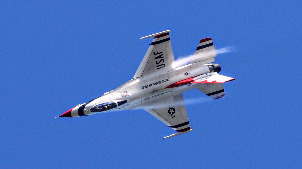 MrDaveHosmer's tweet photo. @WIAS_2017 @104fighterwing @AFThunderbirds Amazing skills! Thank you for a great show! #wias2017 #westfieldairshow https://t.co/Xr0dnjuEzE