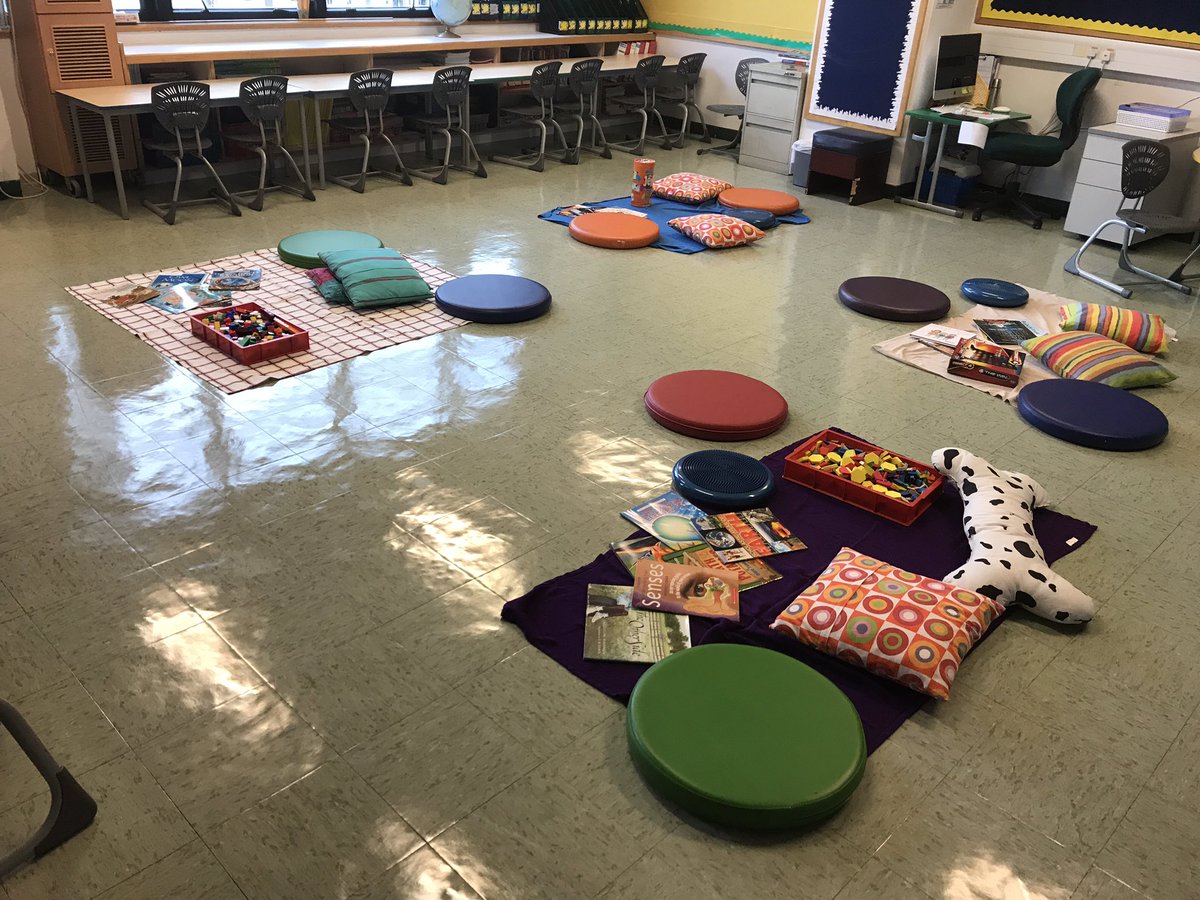 Beneboo5's tweet image. #firstdaybacktoschool #students invited to set up their #learningenvironment #cdnishk Inspired by @makingoodhumans riskandreflect.wordpress.com/2016/09/08/bes…