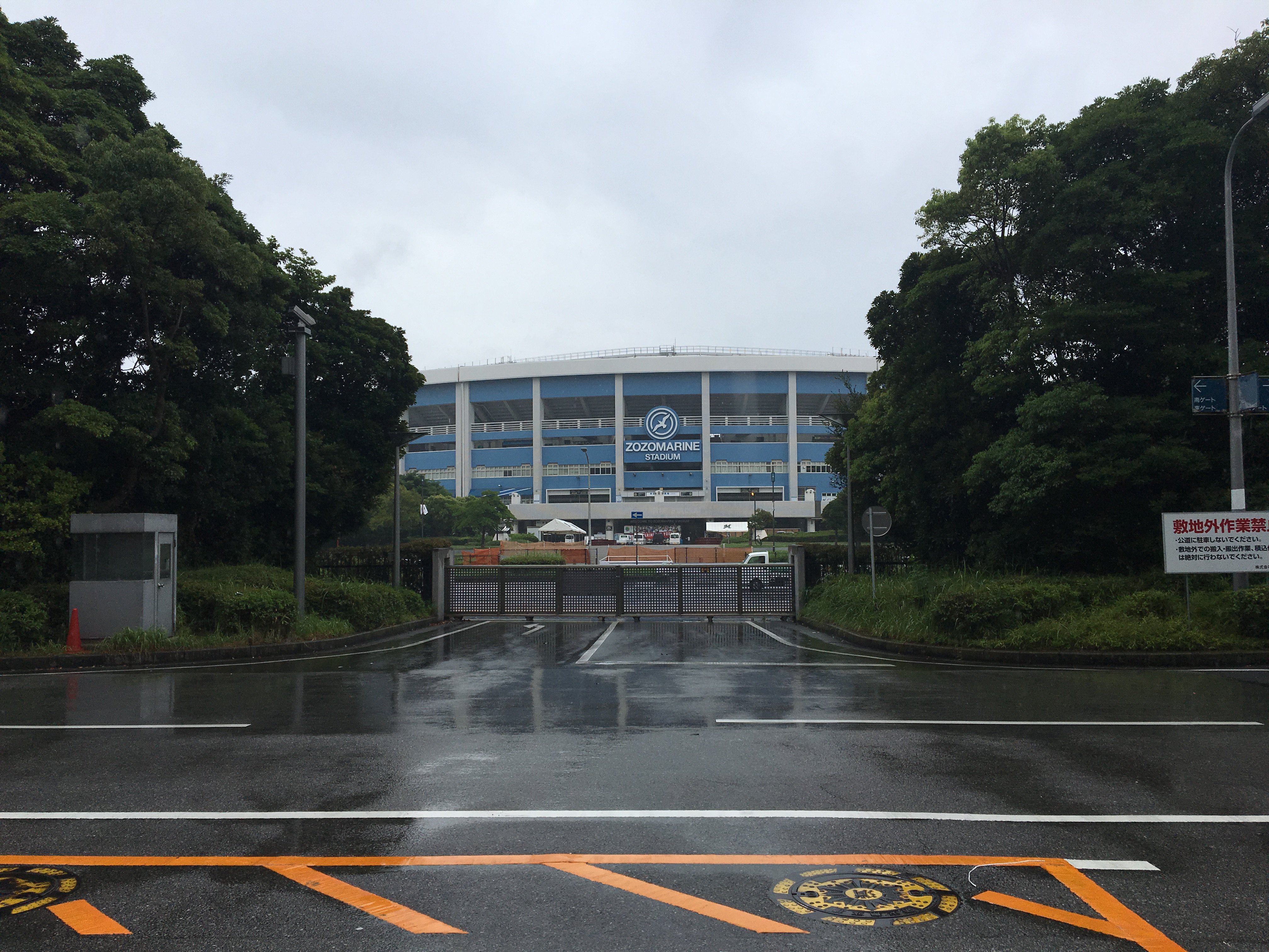 Summer Sonic こちら幕張 今日から幕張メッセの設営開始です 昨日までのアリアナ グランデ仕様からmountain Stageに仕込替え そしてzozoマリンスタジアムも雨の中安全第一で設営開始 夏でも雨 が降ると肌寒いのでサマソニ本番も最低限の防寒対策は