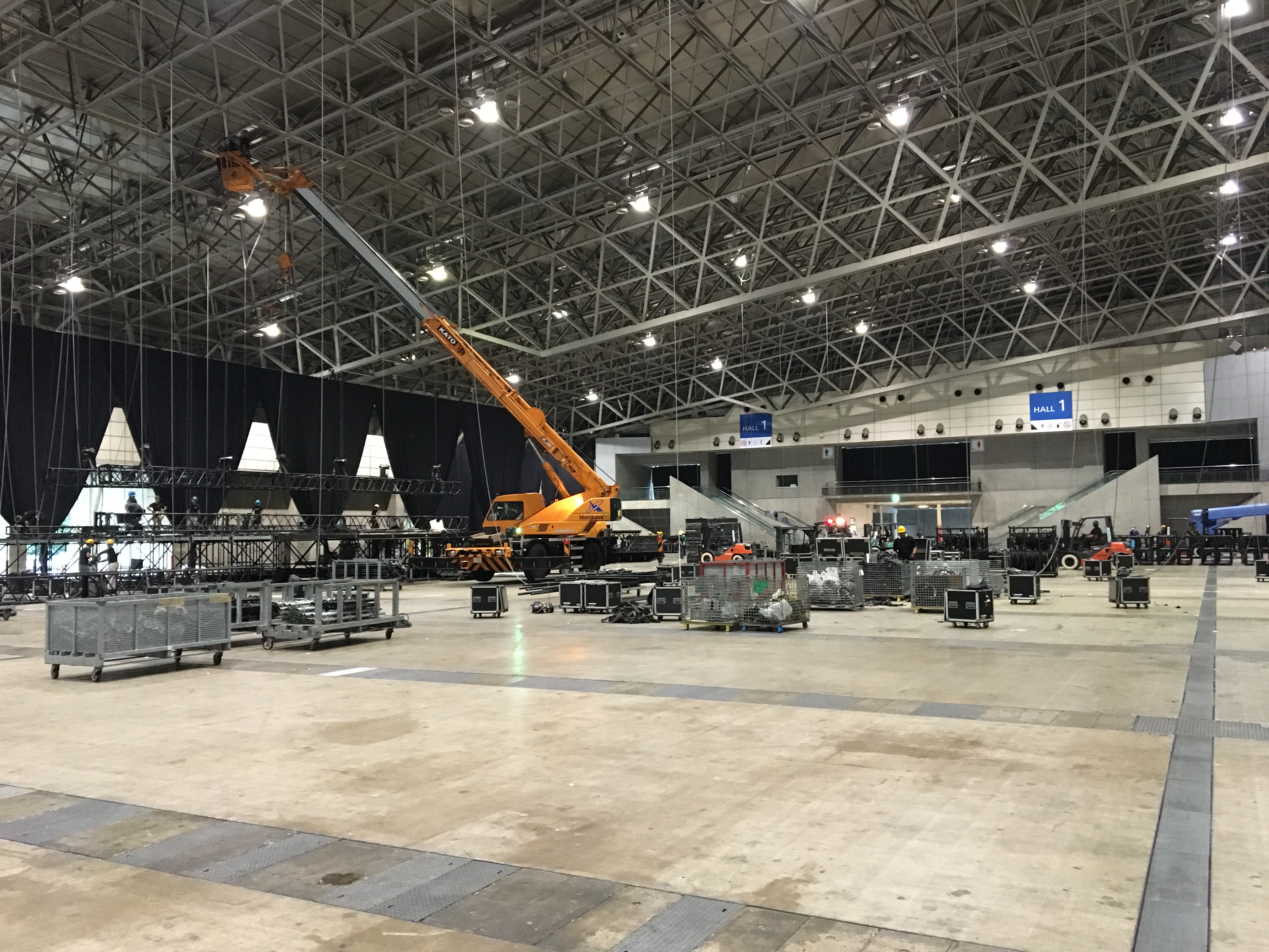 Summer Sonic こちら幕張 今日から幕張メッセの設営開始です 昨日までのアリアナ グランデ仕様からmountain Stageに仕込替え そしてzozoマリンスタジアムも雨の中安全第一で設営開始 夏でも雨 が降ると肌寒いのでサマソニ本番も最低限の防寒対策は