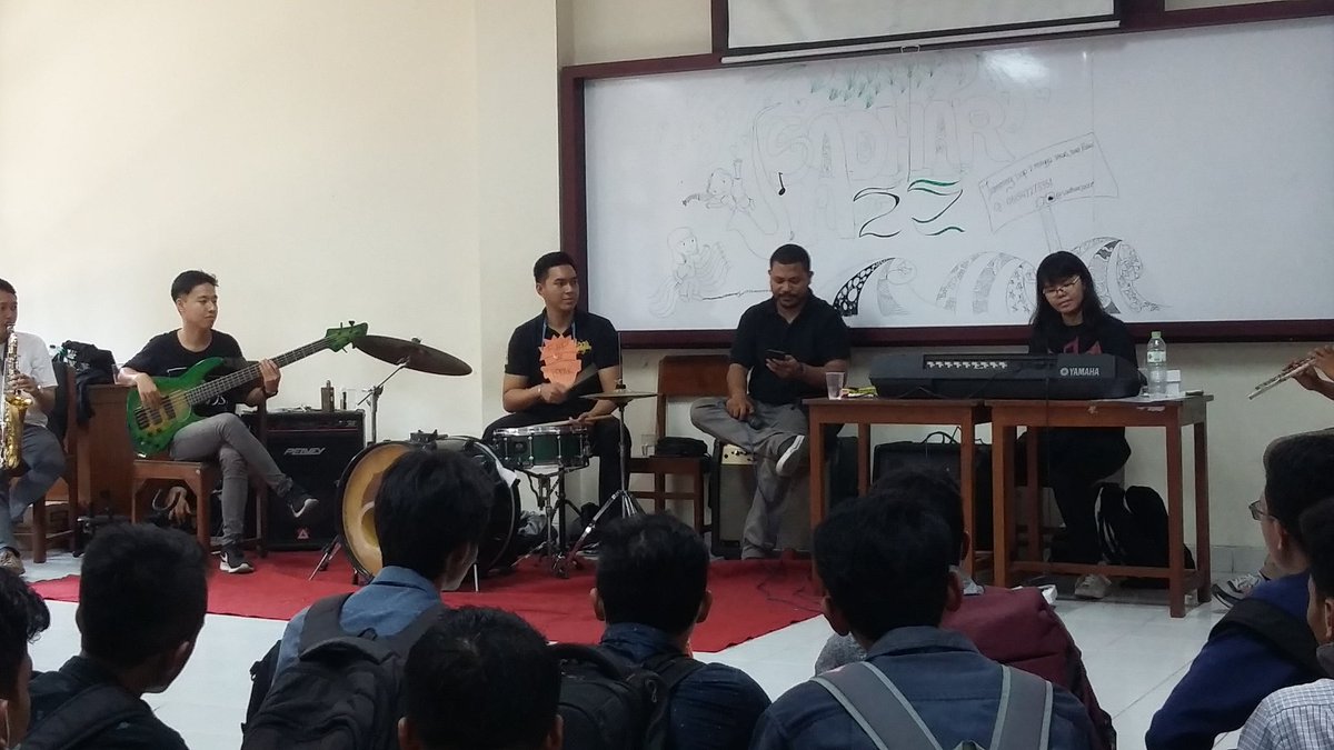 sadharjazz's tweet photo. Haaiiiii 
Kembali lagii dengan admin disiniii. Yo yoo ini bbrpa foto maba yg brani maju nyobain instrumen" https://t.co/9AGNpHSSKi