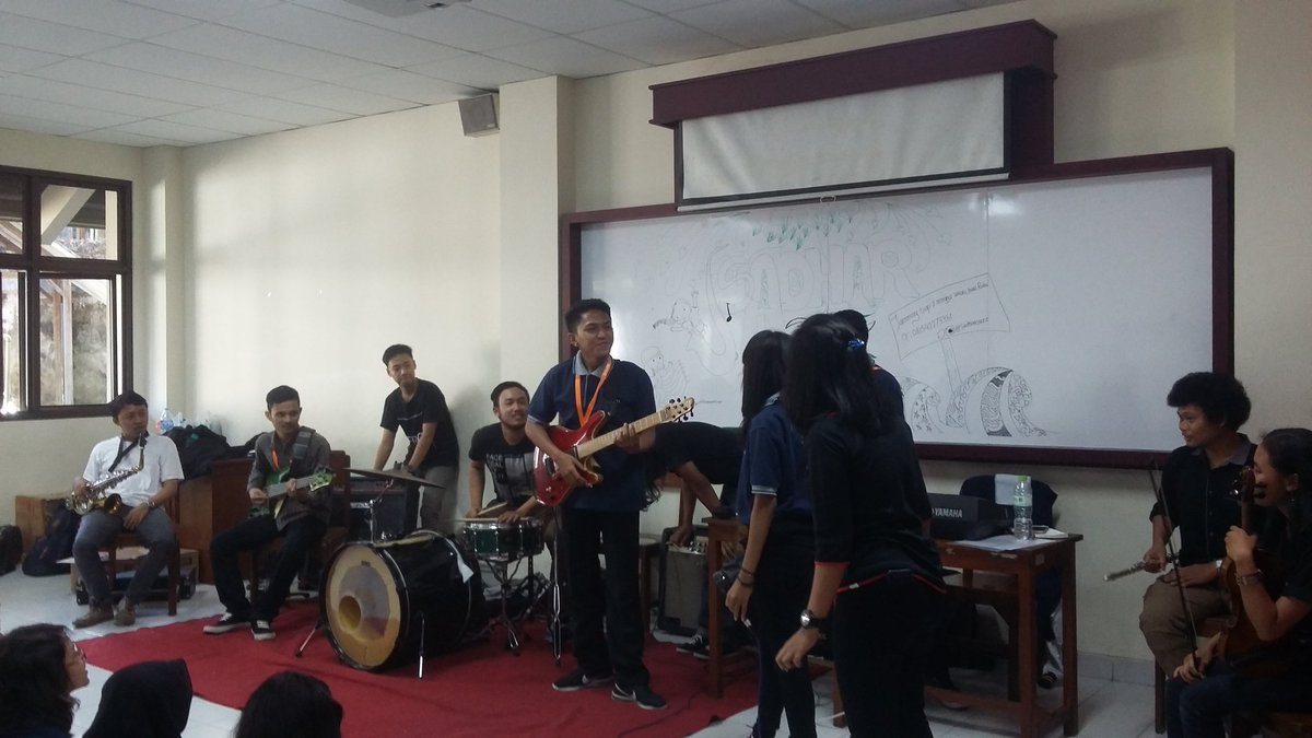 sadharjazz's tweet photo. Haaiiiii 
Kembali lagii dengan admin disiniii. Yo yoo ini bbrpa foto maba yg brani maju nyobain instrumen" https://t.co/9AGNpHSSKi