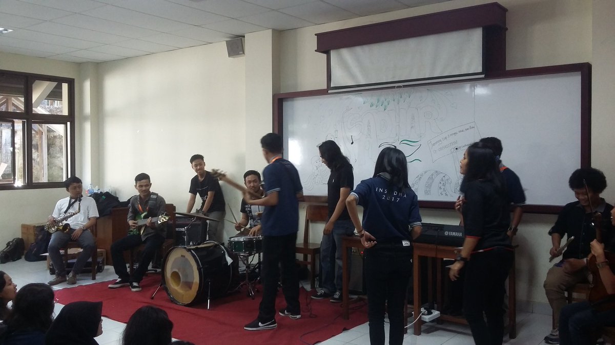 sadharjazz's tweet photo. Haaiiiii 
Kembali lagii dengan admin disiniii. Yo yoo ini bbrpa foto maba yg brani maju nyobain instrumen" https://t.co/9AGNpHSSKi
