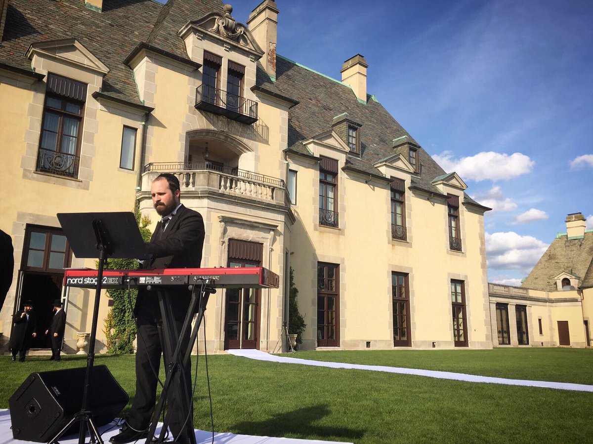 Chupa at @Oheka Castle 
.
<a href="/TheFreilachBand/">Freilach Band</a> <a href="/BeriWeber/">Beri Weber</a> <a href="/TheShiraChoir/">Shira Choir</a> 
#outdoor #summer #wedding #ceremony