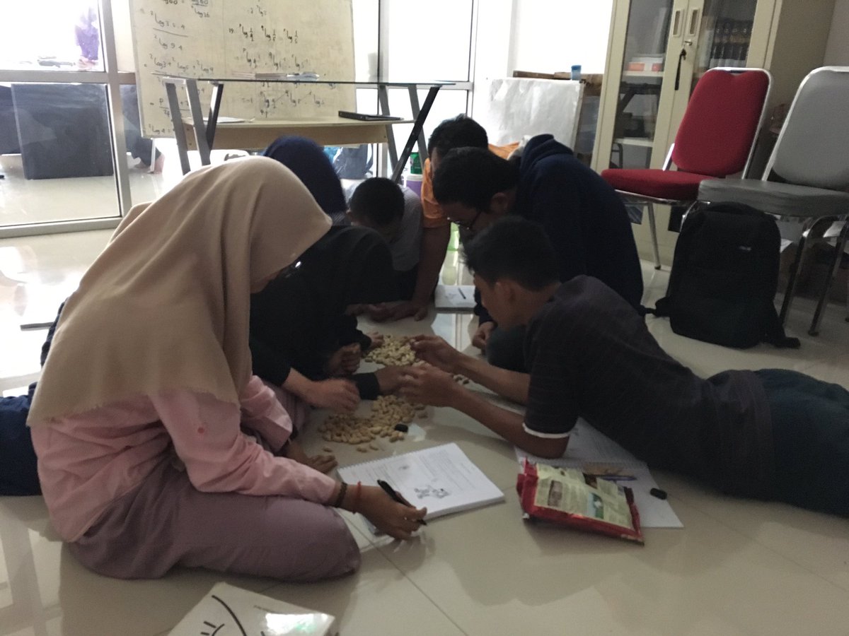 SAIBlessjkt's tweet photo. "How could you be picked out of a group of people?" Discovering me activity by finding their own peanut. #cumadiSAIBless @SekolahAlamID https://t.co/OPEc6Afy5z