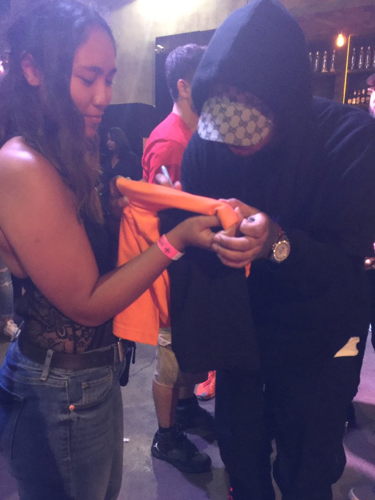 Alexislala22's tweet photo. Thank you for last night @amirobe #NOTCW SO sweet of you to take pics &amp; sign your merch 💓🌟 https://t.co/li0gVFmMhq