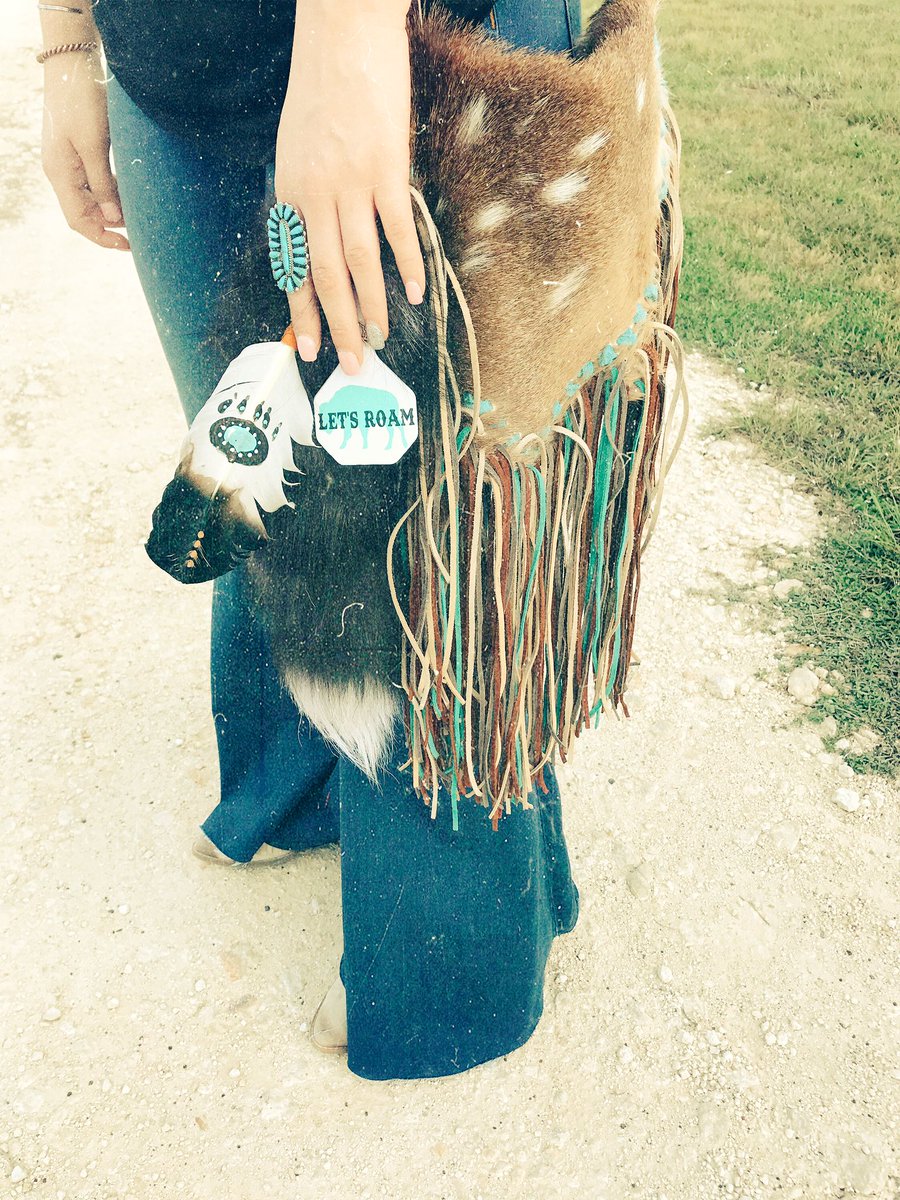 kdkaiyote's tweet photo. Cattle tag bag tag ✌🏼 bag by The Wild Gringa, styled by @huntinhannah 🌵 https://t.co/siHk295j4b