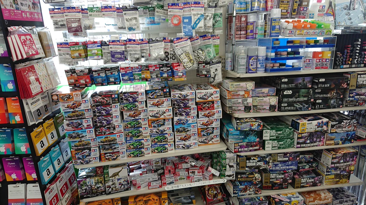 プラモまで？ww地元のファミマの品揃えがかなり充実しているww