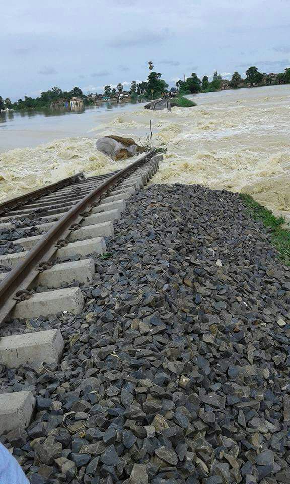 airnewsalerts's tweet image. #Flood water flowing above #railway track at #Bairgania in #Sitamarhi district of #Bihar.

#BiharFloods