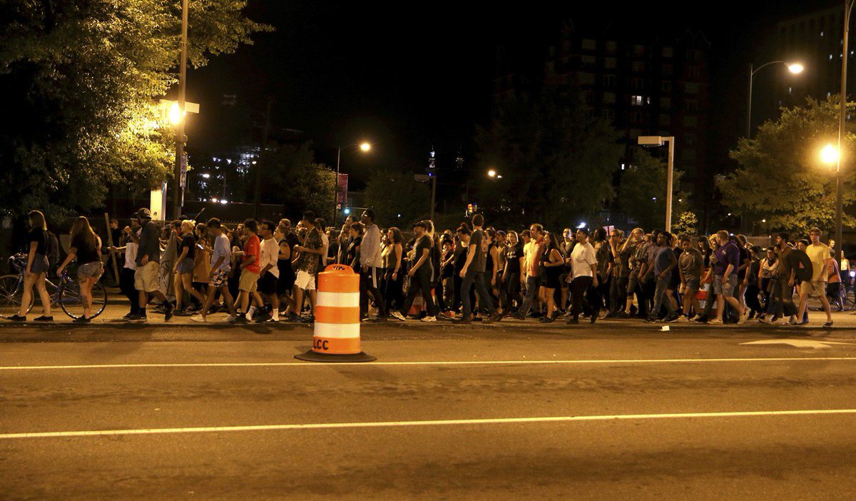 Protests, vigils around US decry white supremacist rally 1310news.com/2017/08/14/pro… #CharlottesvilleVA https://t.co/A2hN6rJhCG