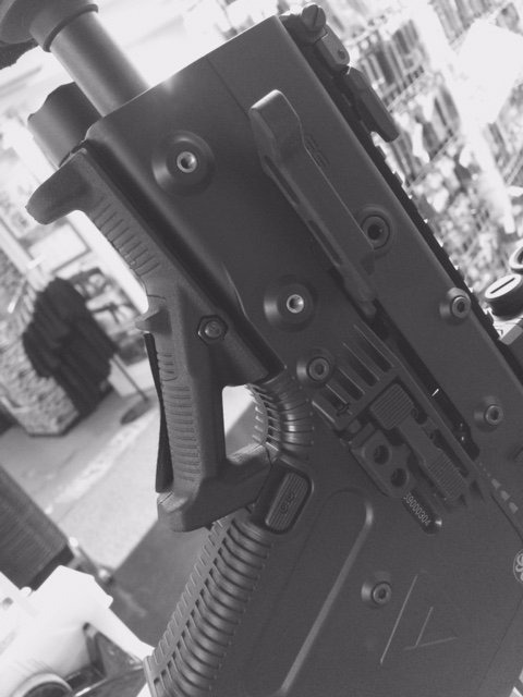 firstameyoko's tweet photo. クリスベクター用に加工したAFG2 BK入荷しました!
#KRYTAC #AFG2 #ベクター #airsoftgun https://t.co/HalEVbbQTm
