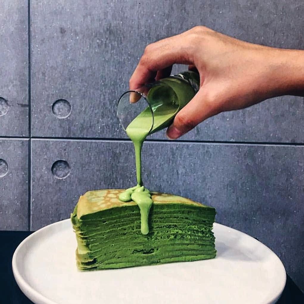 Japanese matcha layer cake with a white chocolate-matcha sauce. 💚📷<a href="/tracy_sheed_/">トレちゃん</a> on IG.
