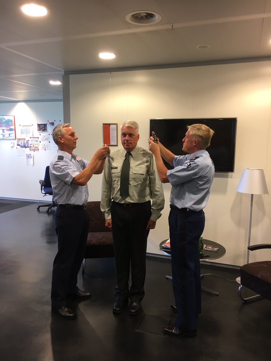 CDBBO's tweet photo. Zojuist mijn opvolger verwelkomd met bevordering, natte sterren en taart. Tom Smit, van harte welkom bij #DBBO https://t.co/gr4XzNUdNg