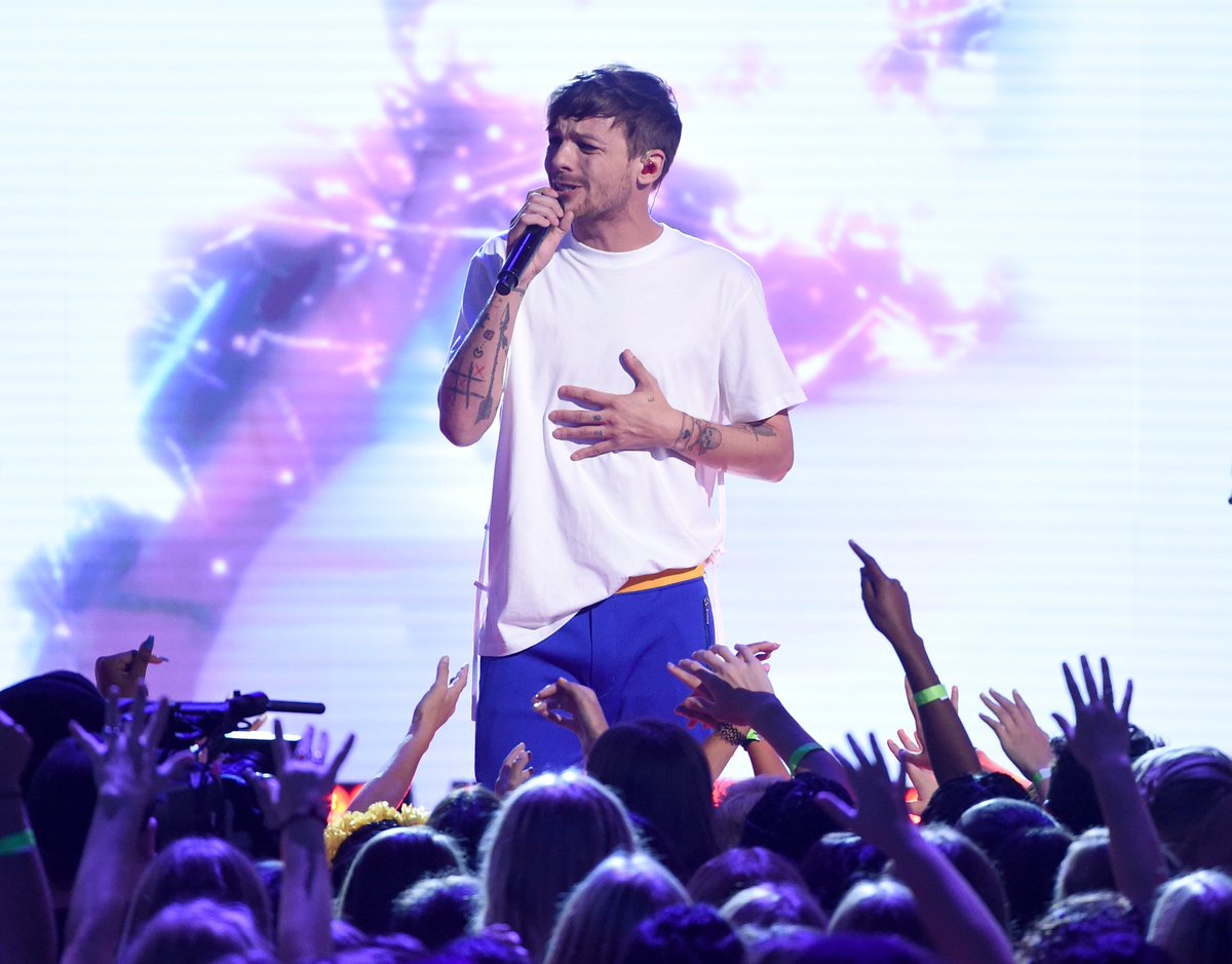 CapitalOfficial's tweet image. Gracing your timeline with 4 photos of @Louis_Tomlinson looking hot AF whilst performing at #TeenChoiceAwards2017 😍😍😍😍😍