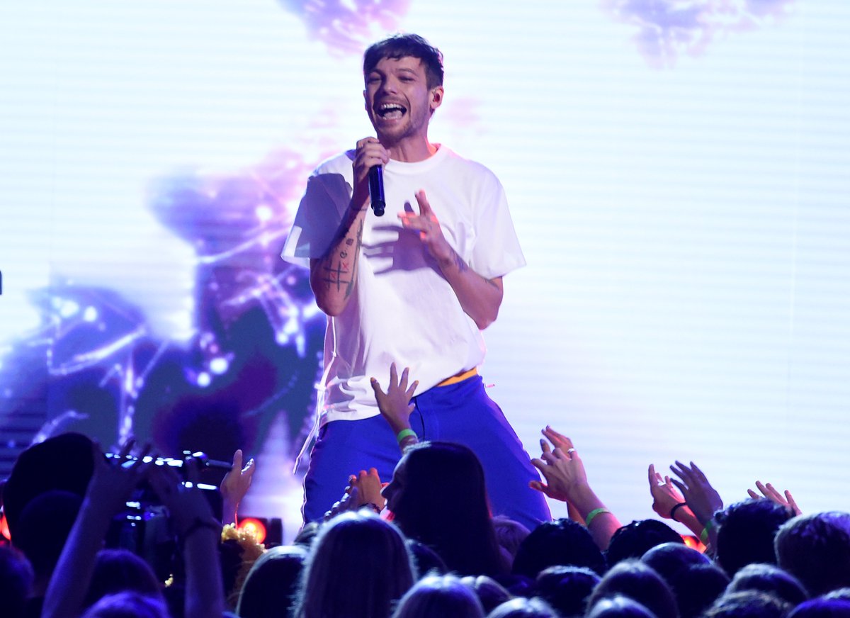 CapitalOfficial's tweet image. Gracing your timeline with 4 photos of @Louis_Tomlinson looking hot AF whilst performing at #TeenChoiceAwards2017 😍😍😍😍😍