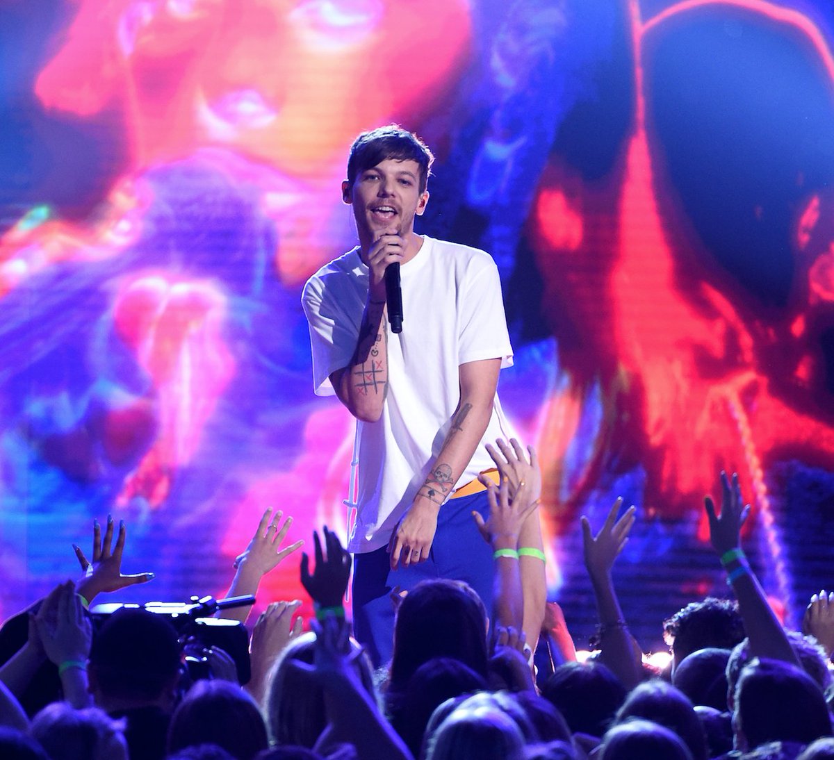 CapitalOfficial's tweet image. Gracing your timeline with 4 photos of @Louis_Tomlinson looking hot AF whilst performing at #TeenChoiceAwards2017 😍😍😍😍😍