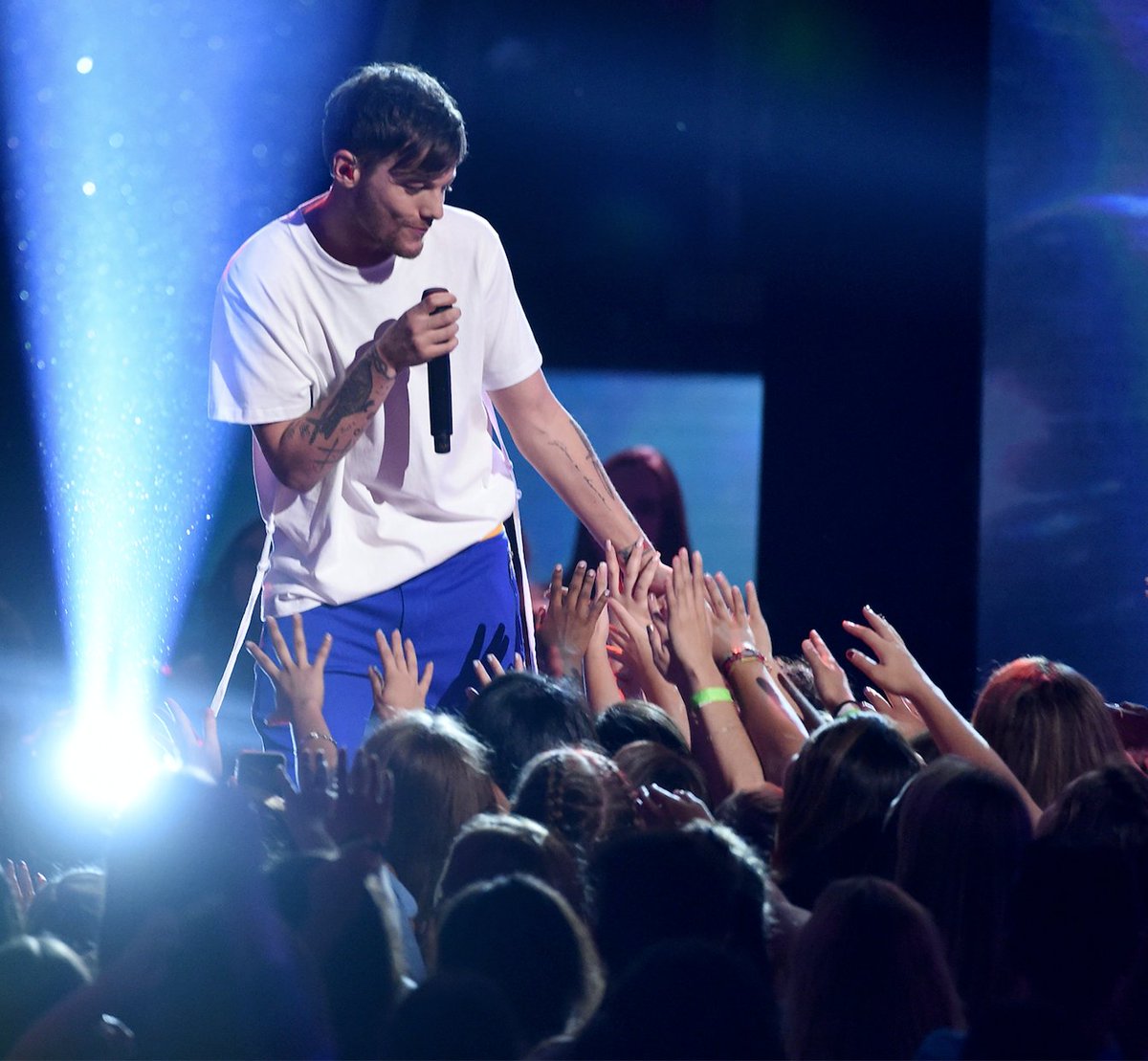CapitalOfficial's tweet image. Gracing your timeline with 4 photos of @Louis_Tomlinson looking hot AF whilst performing at #TeenChoiceAwards2017 😍😍😍😍😍