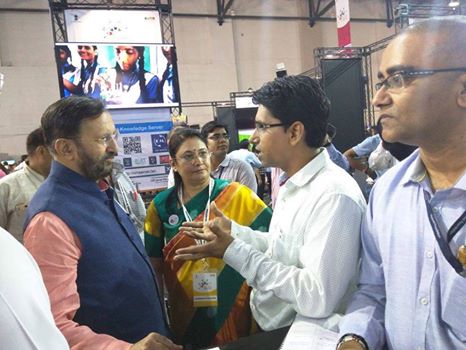 theomserver's tweet photo. Our mentor Mr. Arvind Thanvi interacting with Mr. Prakash Javadekar, Our Honorable HRD Minister at the Festival of Education, Jaipur https://t.co/dxvz5Erzq5