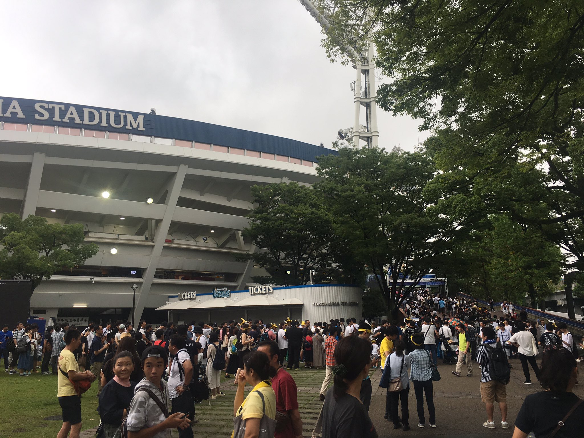 O Xrhsths 在華坊 Sto Twitter 横浜スタジアムは ポケモンgoスタジアムに入る人たちの大行列 抽選当たった人しか入れないのに T Co I3d4pr9o4v Twitter