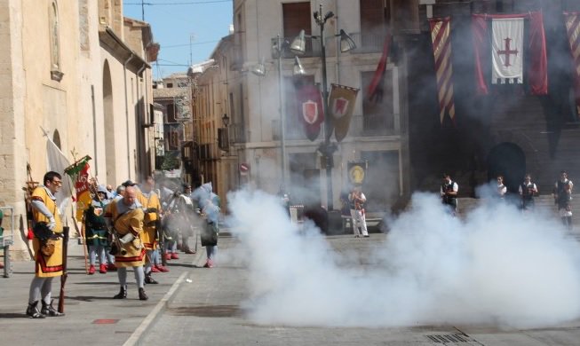 RadioAlcoy's tweet photo. El día del #Alardo pone punto y final hoy a las fiestas de Moros y Cristianos de #Cocentaina @mireia_estepa https://t.co/0KGxb7o3gG https://t.co/m44fcJvP6G