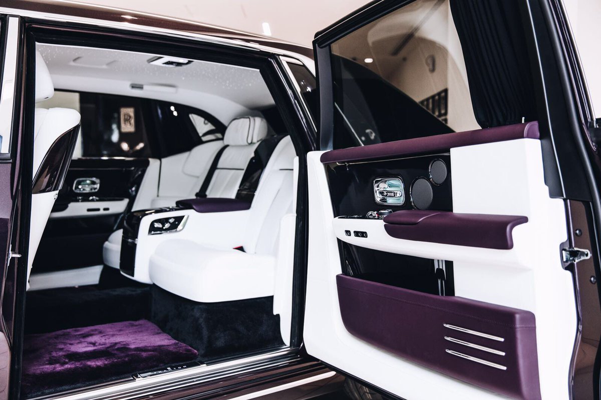 hrorollsroyce's tweet photo. The New Phantom VIII debuted in at Rolls-Royce Motor Cars London. Check it out... https://t.co/UiLSz6P8Zo