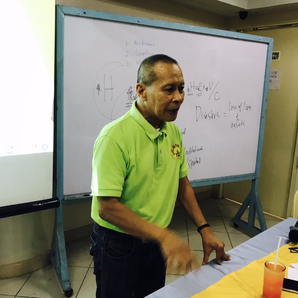 ASEANPeaceProj's tweet photo. @yseali @YSEALISeeds @USMission2ASEAN @greenthegene @usembassymanila @USEmbassyBKK @EastWestCenter @jkspn @AnjelaEra @exchangealumni @ECAatState Buklod Tao's Ka Noli Abinales talks about the success of their community-based disaster risk reduction initiatives. #YSEALISeeds #YPCA2017 https://t.co/4xYo9aqseJ