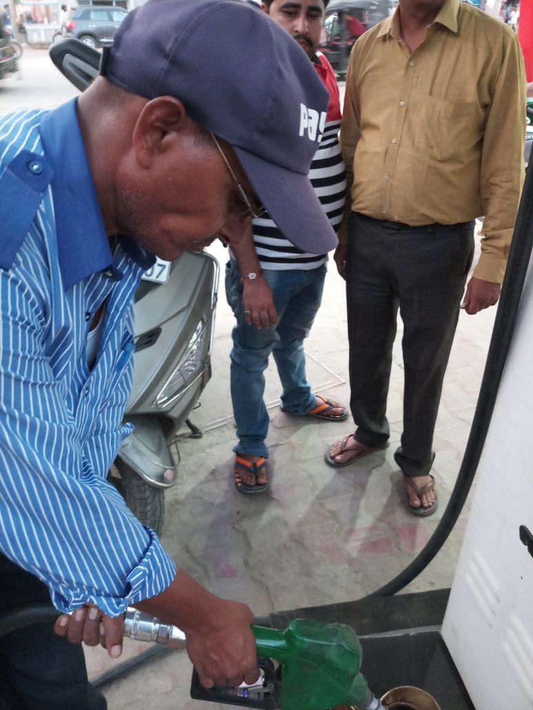 petro_planet's tweet photo. Q&amp;Q Campaign at Prakash Dev &amp; Brothers Rohtak#GoodFuelPromise @HPCL @Rg03Goel @subodhbatra10 @ManishTandon21 #HP है जहाँ भरोसा है वहाँ https://t.co/wzmrvCrdVc