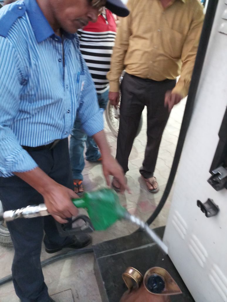 petro_planet's tweet photo. Q&amp;Q Campaign at Prakash Dev &amp; Brothers Rohtak#GoodFuelPromise @HPCL @Rg03Goel @subodhbatra10 @ManishTandon21 #HP है जहाँ भरोसा है वहाँ https://t.co/wzmrvCrdVc