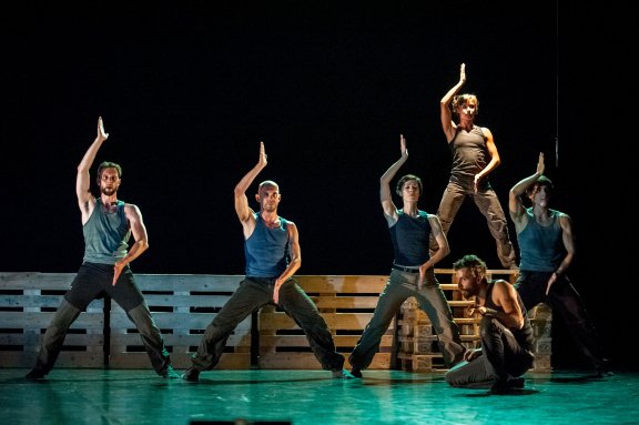 SeeingDance's tweet photo. Dynamic, witty, serious... @davidmeaddance reviews @420PEOPLE_dance in Wind-up @ZOOvenues @edfringe https://t.co/HfAiKEJa06 https://t.co/ymUxFjPmZF