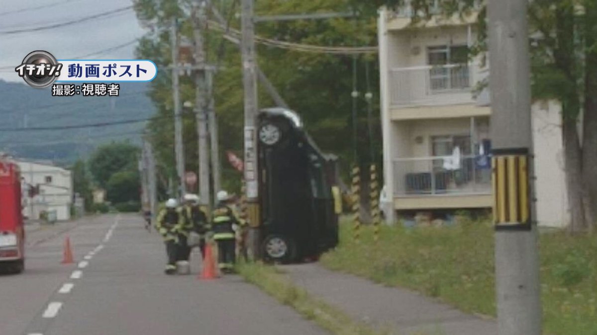 どうしてこんなことに 垂直に立ち上がった車を電柱が支えている状態 Togetter