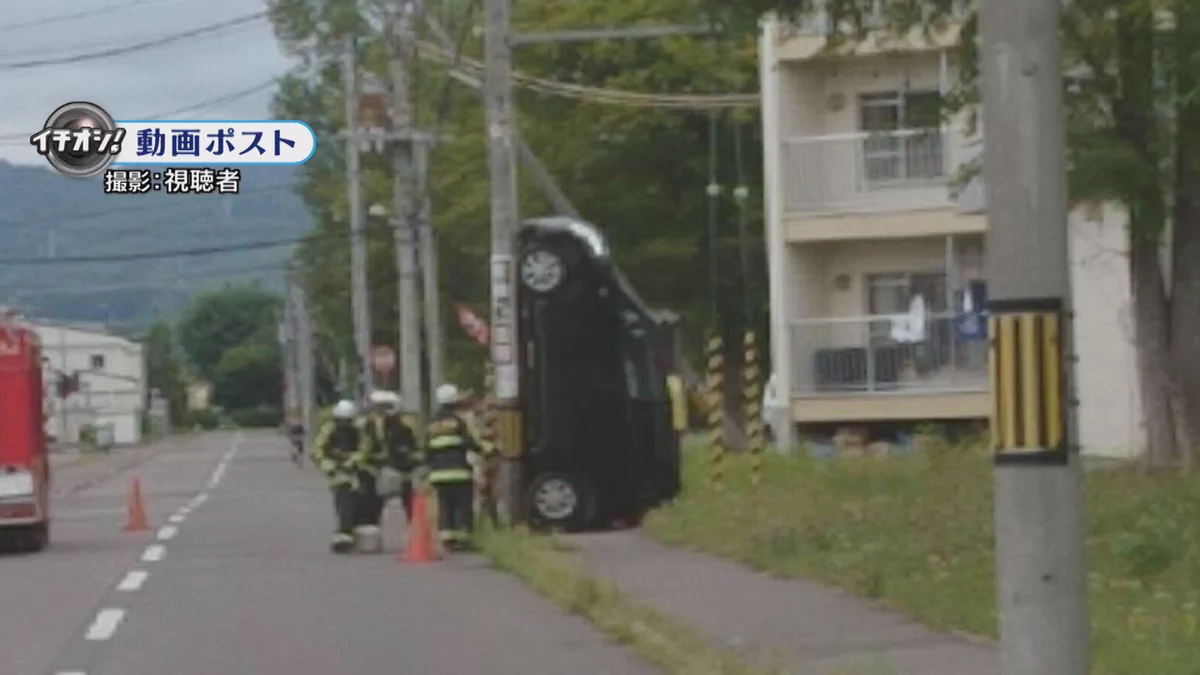垂直になった車を電柱が支えてる？！中にいた女性に怪我はないけど…