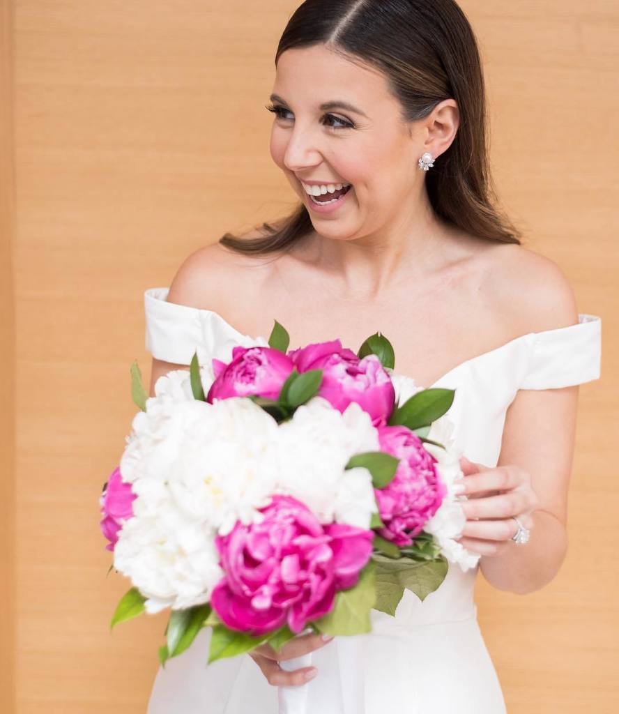 Happy brides are the prettiest brides! A beautiful shot of A On her wedding day shot by @5ive15ifteen with a beautiful bouquet by @dtdecorr…