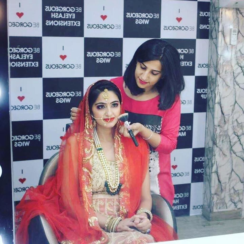 ArushiNanda's tweet photo. The most fun I have is when I'm rolling someone up @eurasiabynatashamalhotra 😍 #makeupartist #mua #muah #hairstyli… https://t.co/KrN0woINrD https://t.co/2kM9h3WH30
