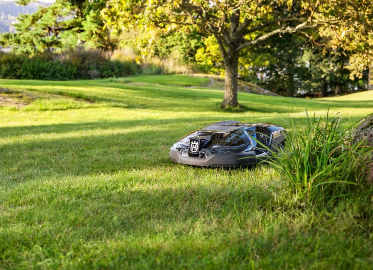 HusqvarnaUSA's tweet image. Grass clippings left behind by Automower are small enough to fall back into the lawn, serving as a natural fertilizer. #AutomowerMonday