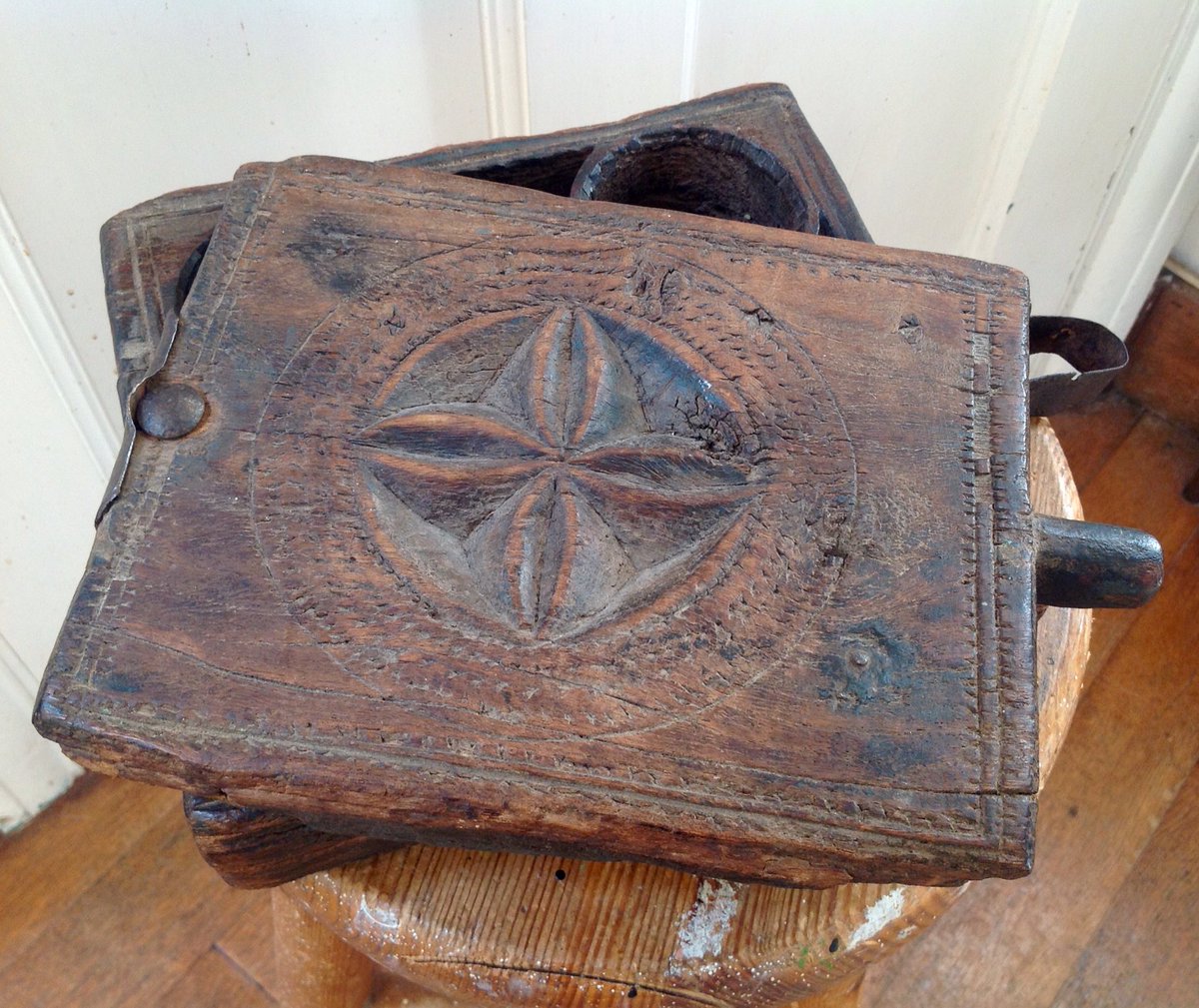 eversleybarn's tweet photo. #antique #DutchEastIndian #spicebox #handcarved #handmade £125 #antiques #spiceboxes #kitchenalia #collectables https://t.co/25YaSK4JmM https://t.co/x2rGOTePfI