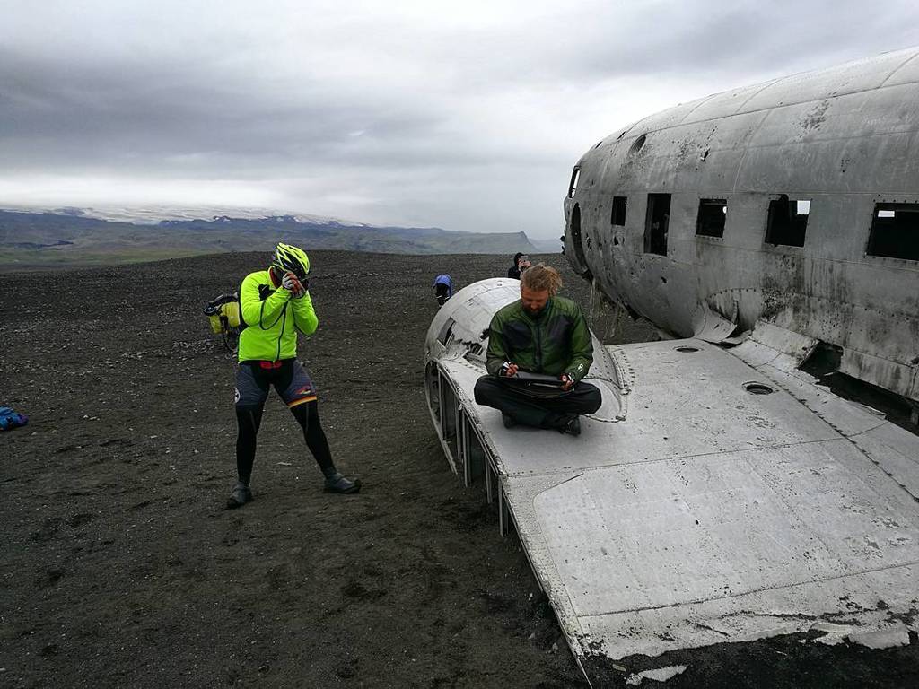 uncommonstories's tweet photo. Plane wreck, more like PLANE WORK AMIRITE 👌👌👌
(poi Sio l'abbiamo lasciato lì)
#uncommonarctic #giroalfreddo#wacom #cinelli #sorrynotsorry https://t.co/R2MEwLih0D