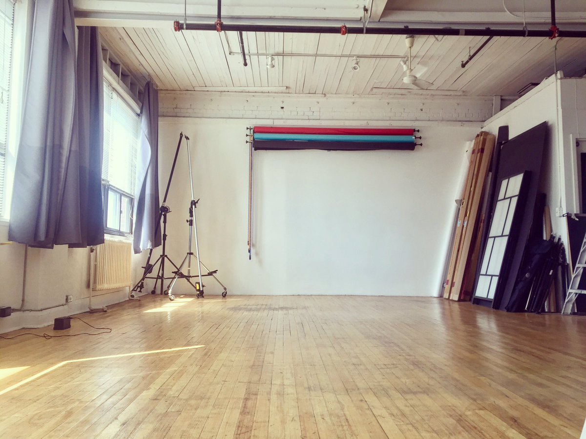 Studio311_ca's tweet photo. Nothing beats the morning glow coming in from the S-facing windows &amp; hitting the rustic wood floors! #HardLoft #TorontoStudio #RiversideTO https://t.co/uoVkmbGqyJ