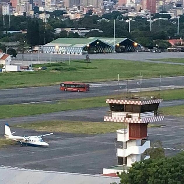 PadreJosePalmar's tweet photo. Padrino tranca la pista de La Carlota con un bús chino para que no aterricen los F/A-18 Hornet de USA. Son unos simios militares. https://t.co/FB3BXnFsZ3