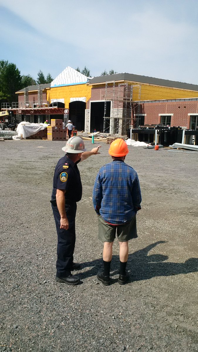 bracebridgefire's tweet photo. @mike_fpo giving a 40+ year veteran retiree of our dept a new station tour #tradition #dedication #Bracebridge https://t.co/pz0wZWgDi5