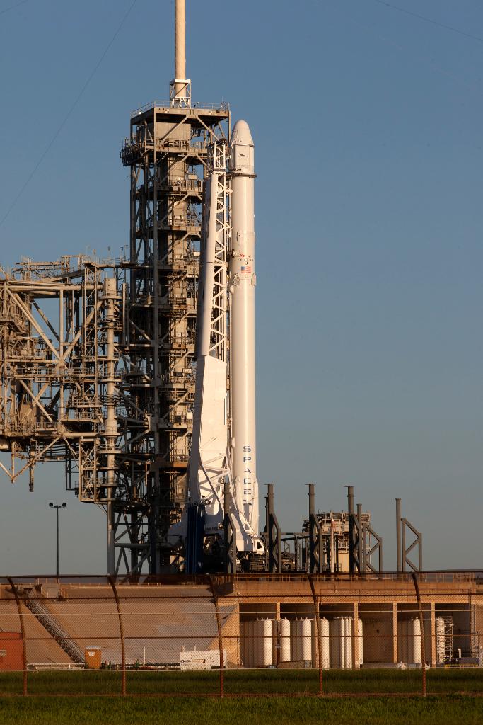 NASA's tweet photo. Weather has improved to 80% GO for today's 12:31pm ET @SpaceX Dragon launch carrying science/cargo to @Space_Station https://t.co/UPeY42RTlV https://t.co/Y8ykMkVyrB