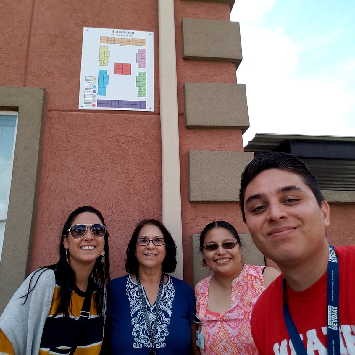 MrVzquez1's tweet photo. Royal Apts. where lions live! #ShearnTeam #PkSuperLions https://t.co/7qHDbV7n7g