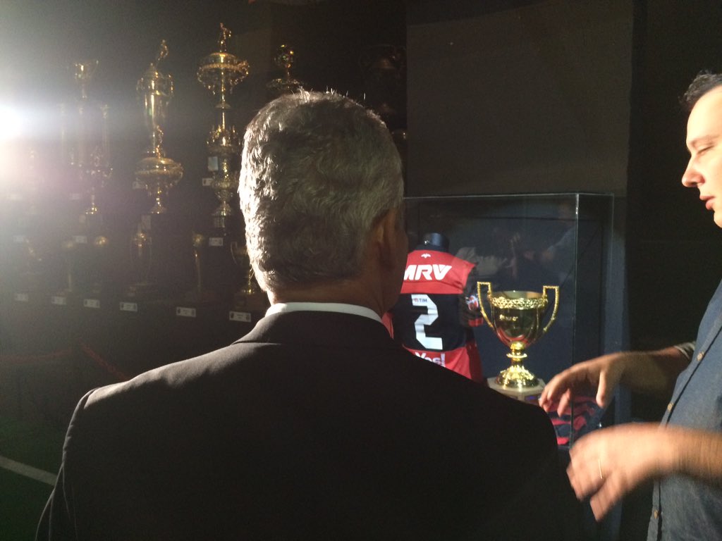 Flamengo's tweet photo. O novo treinador rubro-negro começou o dia conhecendo a história do Mais Querido #BienvenidoRueda https://t.co/uO0vMkVPTX
