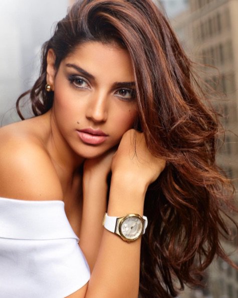AnnLouiseJewel's tweet photo. Laura González glows in our new Ladies' CURV Collection. Coming Soon. ⌚: 98R237 #BulovaCA #MissColumbia #AnnLouise https://t.co/WRvTddBZew