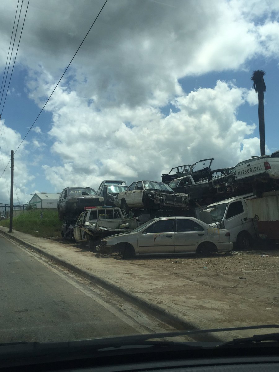 nunezp09's tweet photo. @PoliciaRD @ayuntamientopedrobrand @AMETRD eso es un peligro público en la avenida donde transitan decenas de vehículos https://t.co/cwxyDzTCs7