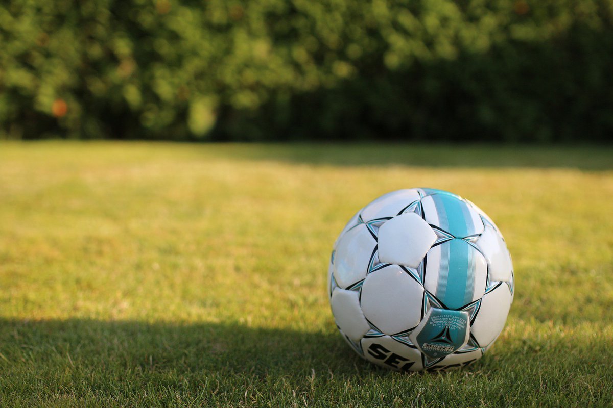 What risks are involved with heading a football, and do they have a connection to dementia? ow.ly/YfDd30eo0o5