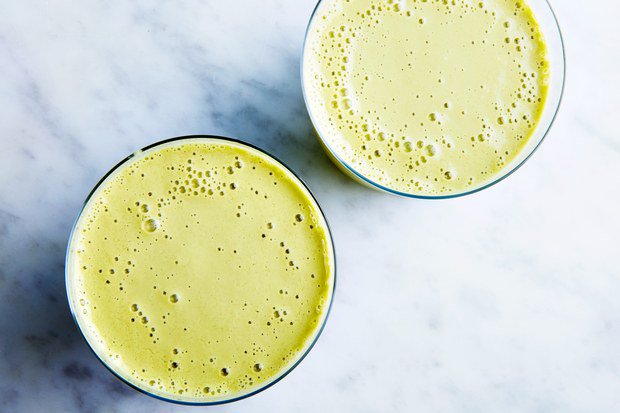 epicurious's tweet photo. These Matcha-Mango Smoothies are seriously getting us through the morning: https://t.co/IWNkvftnpm https://t.co/mhLzqxHyIr