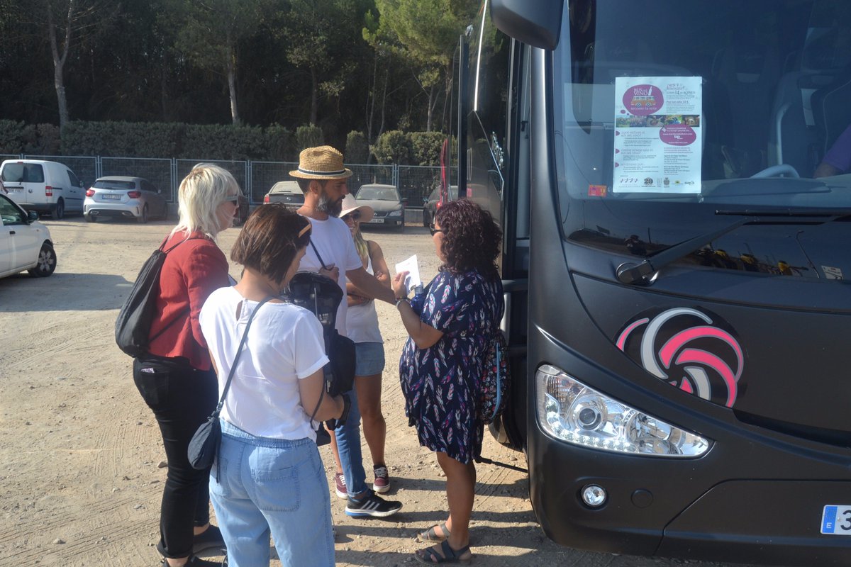 scribocom's tweet photo. El #BusdelVino de la @RutaVinoRibera llevando a los sonorámicos más valientes a visitar bodegas tras 4 días de conciertos #SonoramaRibera20 https://t.co/UOvOG1WH2f