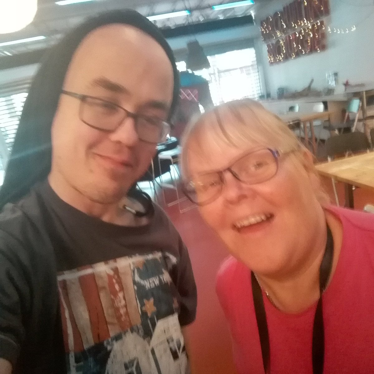 Henkeman191's tweet photo. Petra och henkeman är redan redo för deltävlingen i sollentuna. Där vinnare går till finalen i Funkismello. #henkeman #Funkismello #Petra https://t.co/sDAdpurhFI