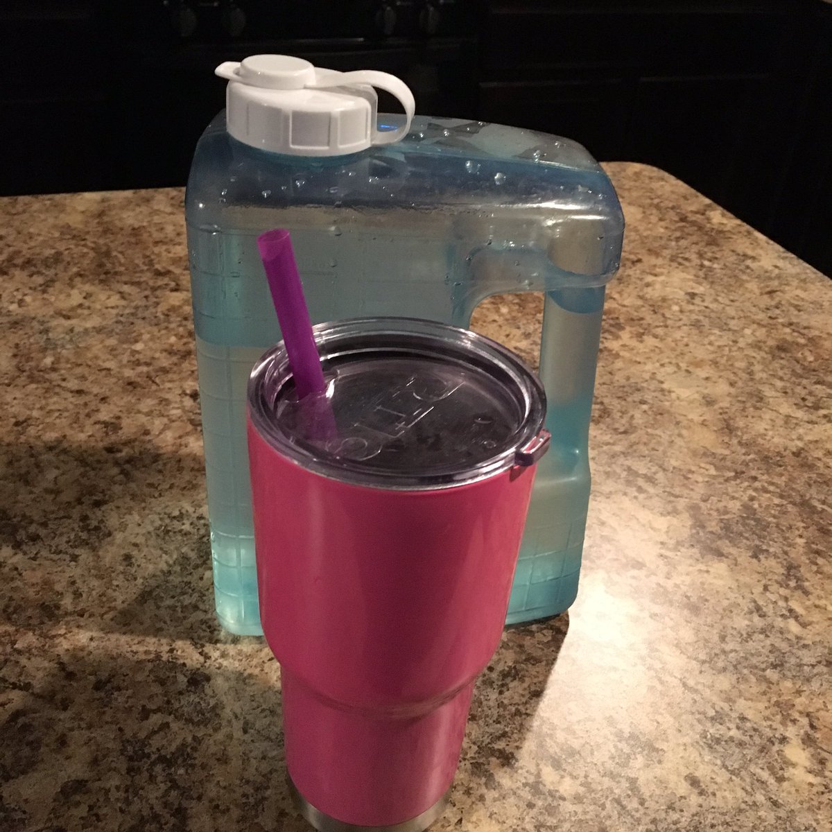 AbbyMcGriff's tweet photo. π
on ths beautiful day! & since I'm not a βοΈ drinker this 1 was hard to get so here's my h2o 4 the day ππ½ #AultSummerSelfie @AultElem https://t.co/KHdThvU8nQ