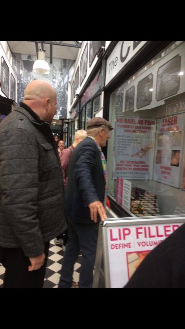 A famous visitor at The Clinic in the Royal Arcade today #ianmcKellan #sirianmckellan  #starstruck <a href="/IanMcKellen/">Ian McKellen</a>